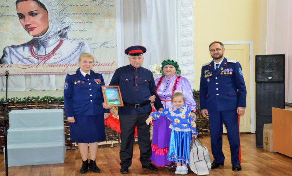 «Были бы казачки, а казаки будут!» - в Белокалитвинском районе чествовали матерей-казачек